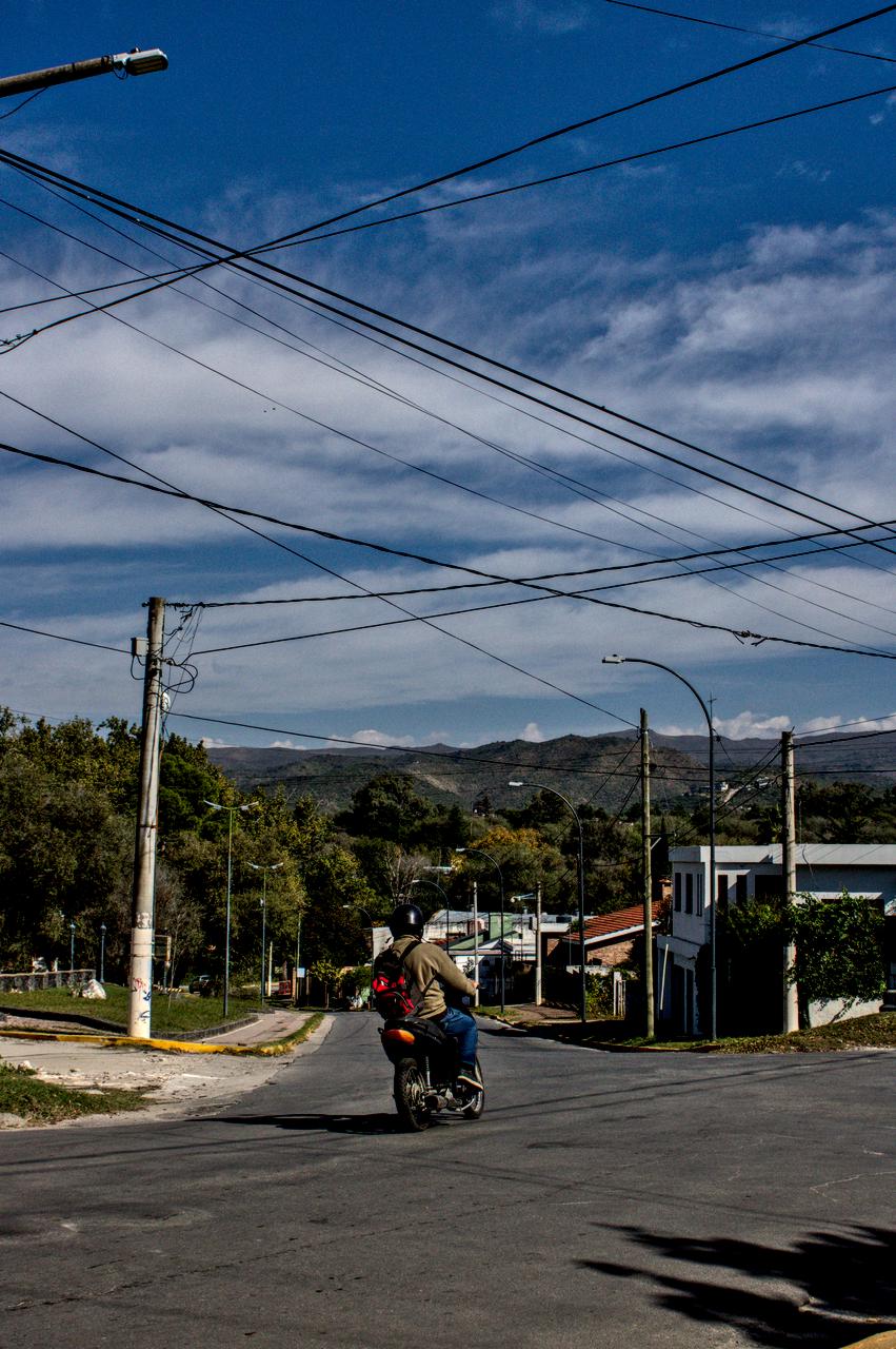 Ponte Pênsil ao fundo.