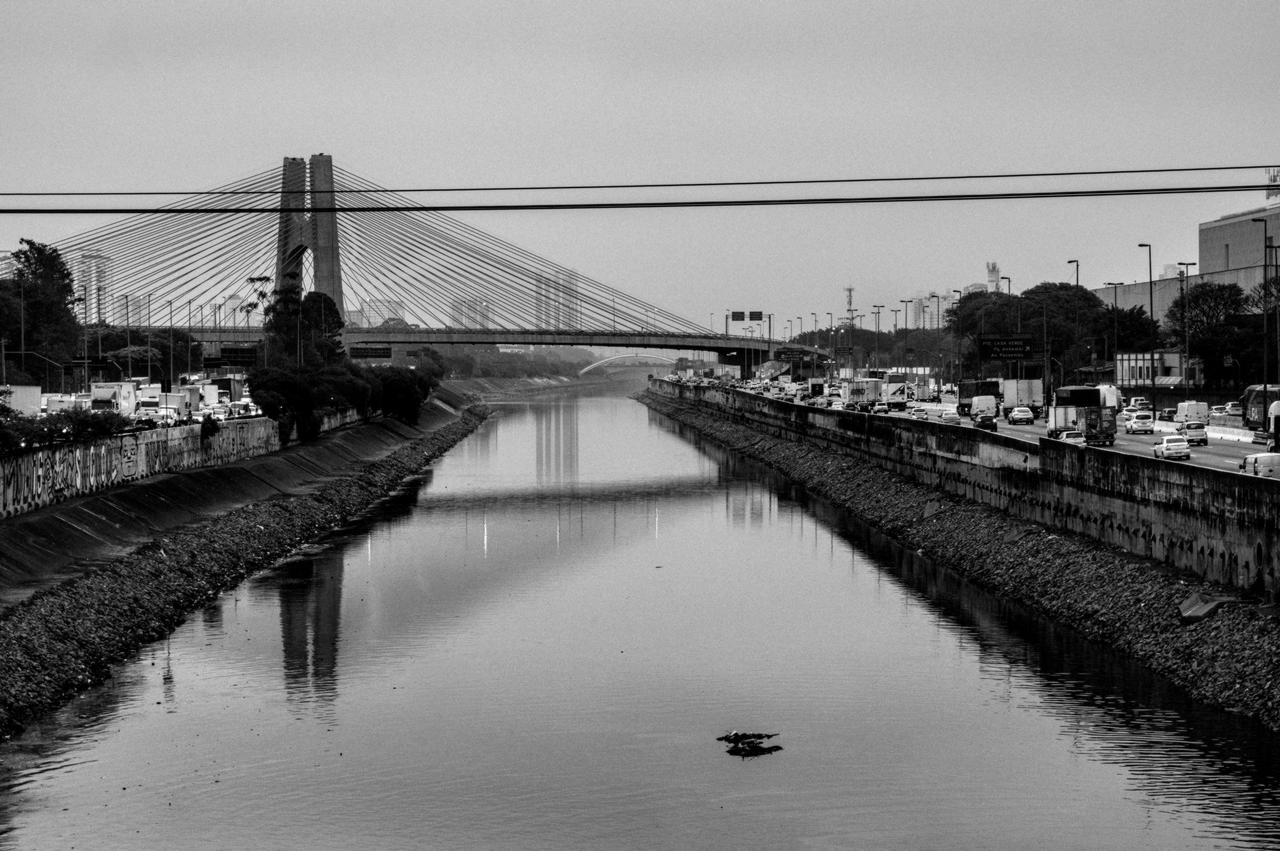 Vista para o Rio Tietê com as marginais; ao centro, Ponte Estaiada Governador Orestes Quércia