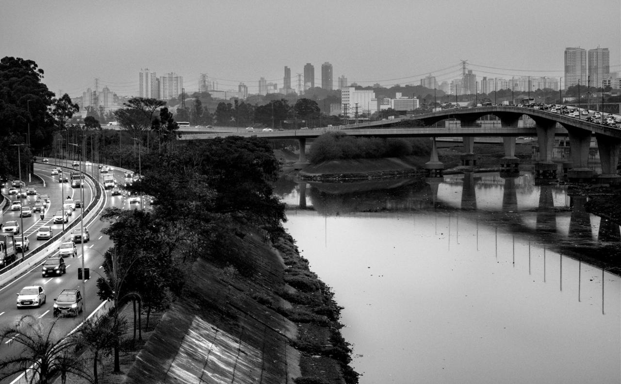 Encontro dos rios Tietê e Pinheiros e Complexo Viário Heróis de 32 ao redor da ilhota Órion