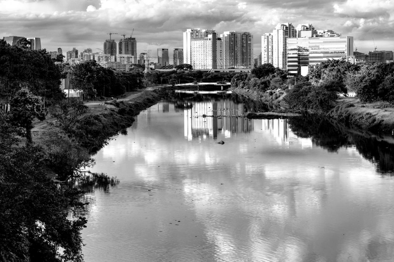 Canal que forma o Rio Pinheiros com a fonte Friedriech Bayer ao fundo