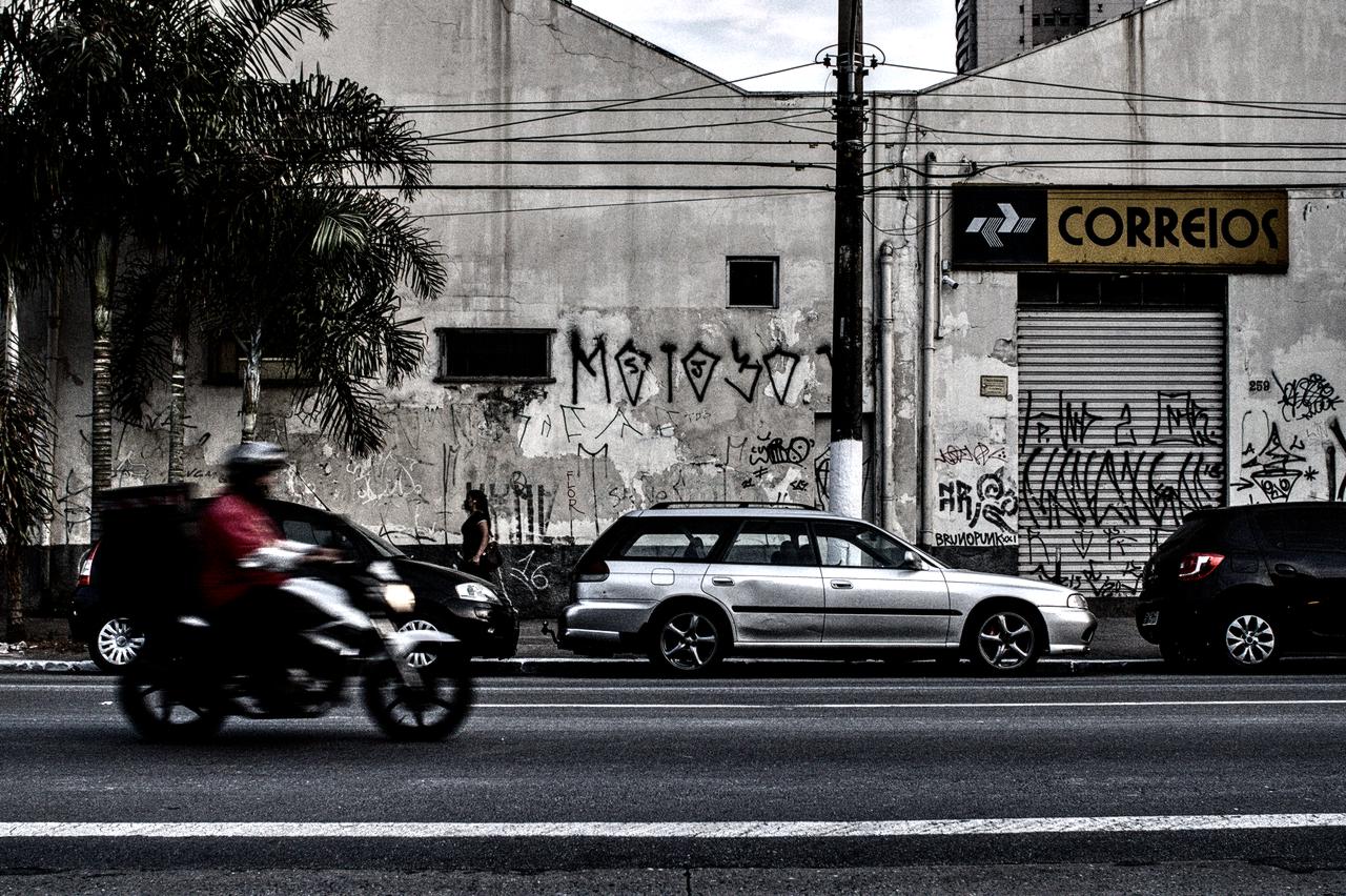 Antigo galpão industrial abrigando a Empresa Brasileira de Correios e Telégrafos.