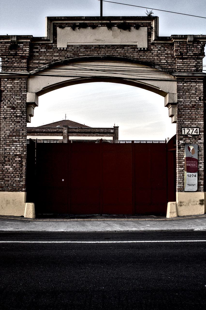 Portão e arco de tijolos maciços.