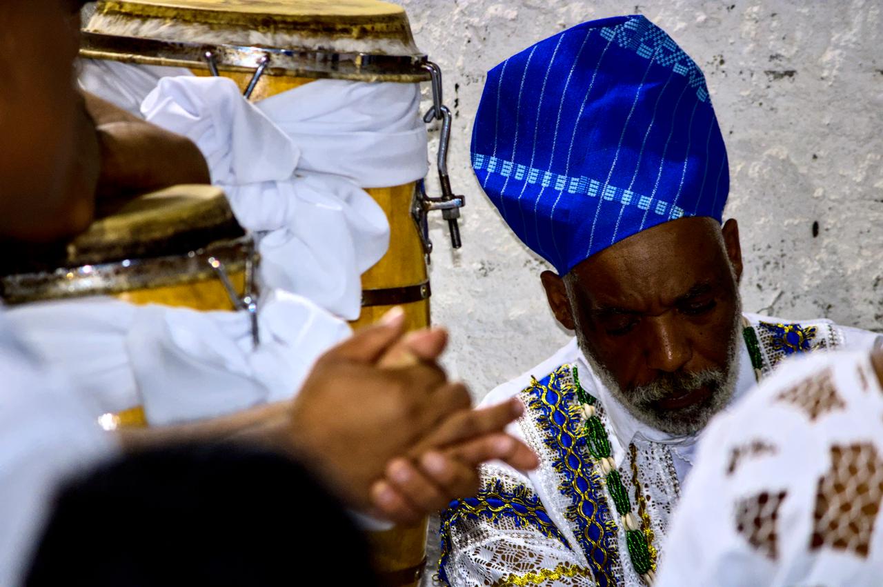 Mãos sobre instrumentos tradicionais.