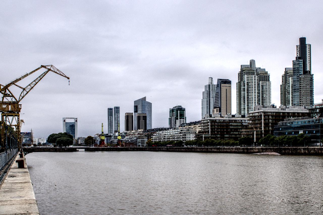 Edifícios contemporâneos diante de canal de água.