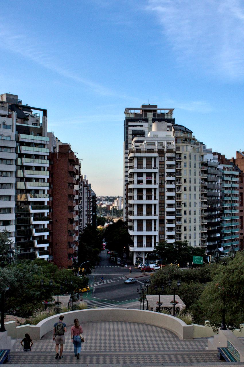 Ponte Pênsil ao fundo.