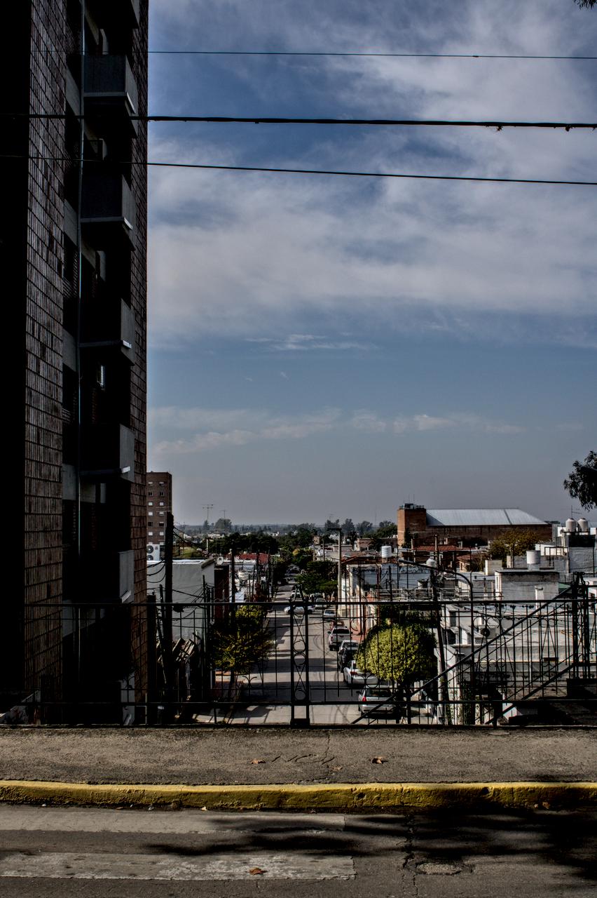 Vista para a província entre edifícios e casario térreo.