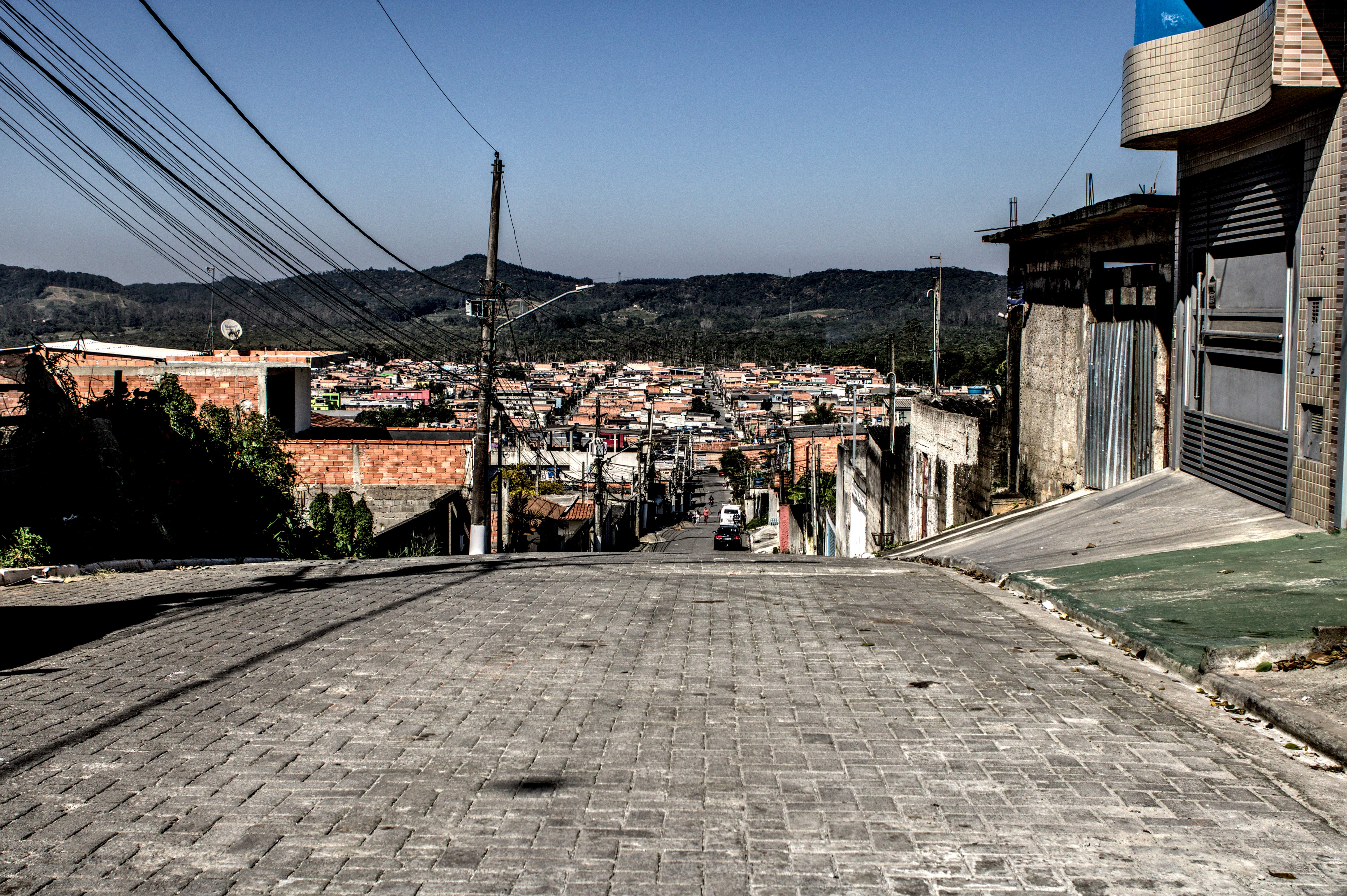 Bairro de Vargem Grande no interior da Cratera de Colônia. Vista de bairro periférico com borda de cratera ao fundo.