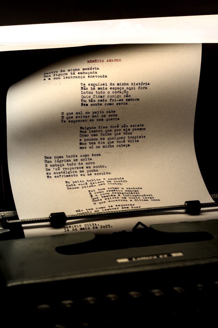 Folha preenchida com poema longo sobre máquina de escrever. Alto contraste.