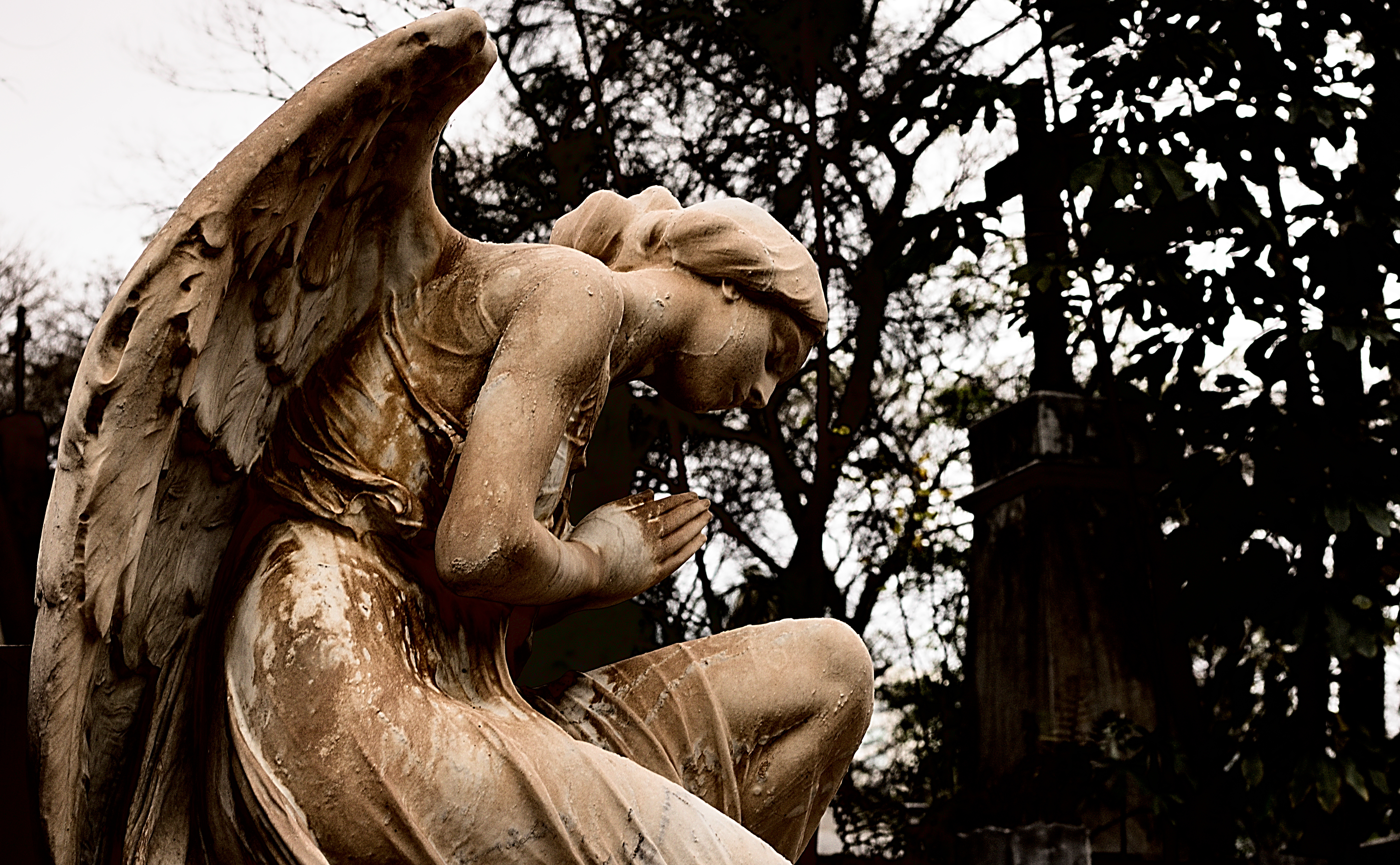 Arte tumular em necrópole paulistana: estátua de anjo em oração