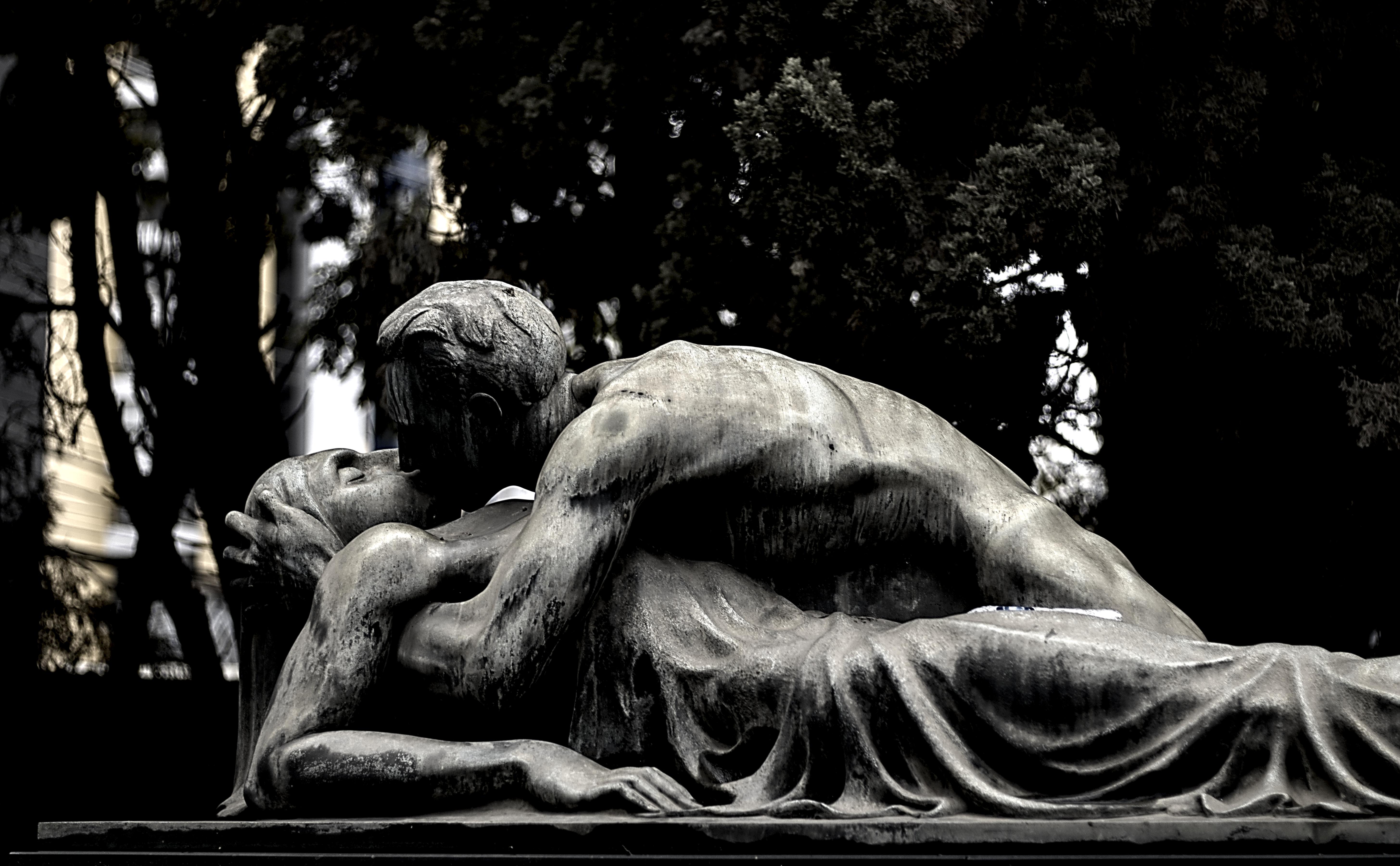 Arte tumular: estátua de casal nú que se beija