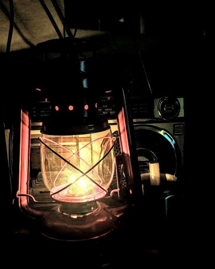 Lampião na crise. Lampião acesso em foto de celular em alto contraste.