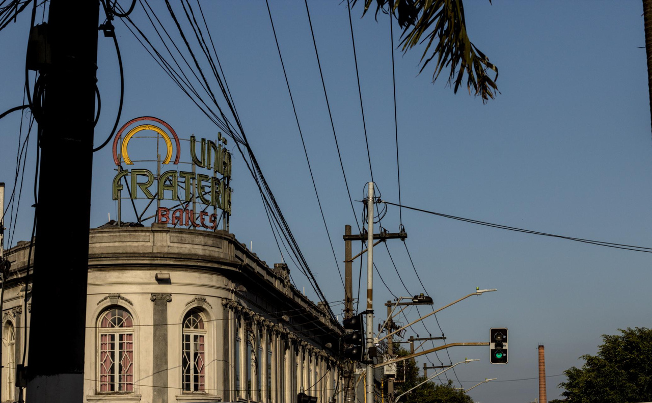 Construção antiga com o neon desligado que indica União Fraterna Bailes.