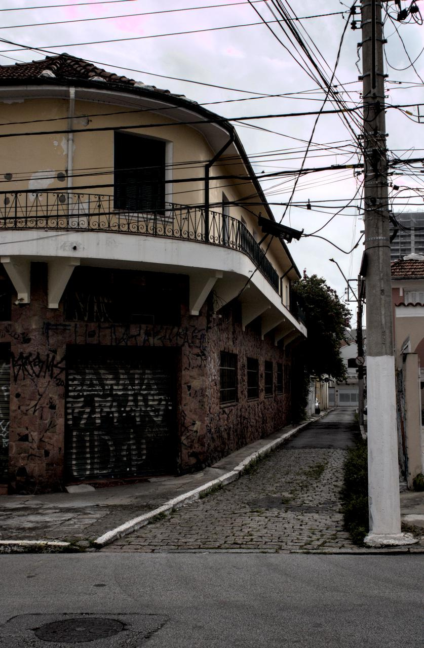 Casario antigo na esquina de uma ruela.