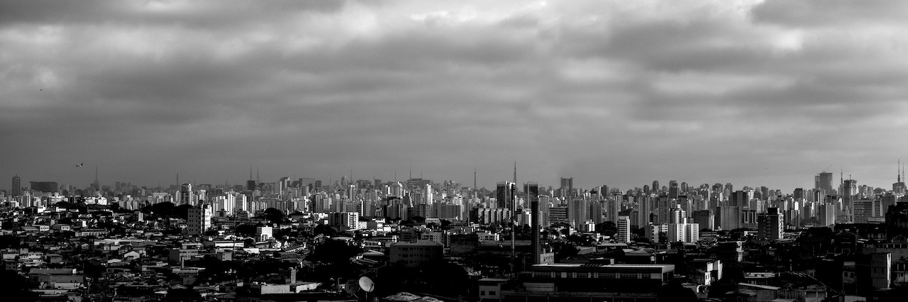 Paisagem antenada do Espigão Central. Panorama urbano da cidade de São Paulo no qual antenas se destacam na paisagem.