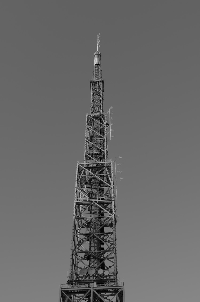 Torre angular metálica em escadinha.