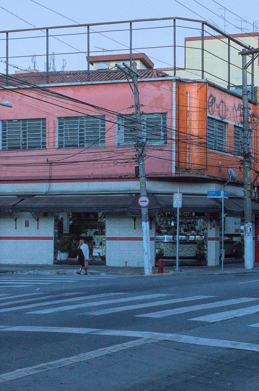 Boteco de esquina ao amanhecer.